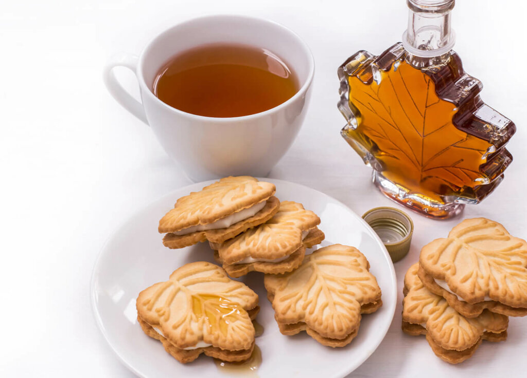 Maple syrup and cookies