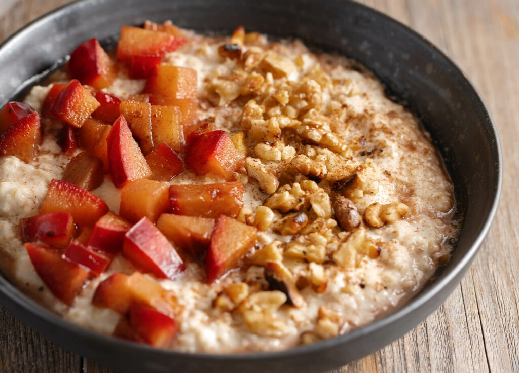 Oatmeal with strawberries and maple sugar